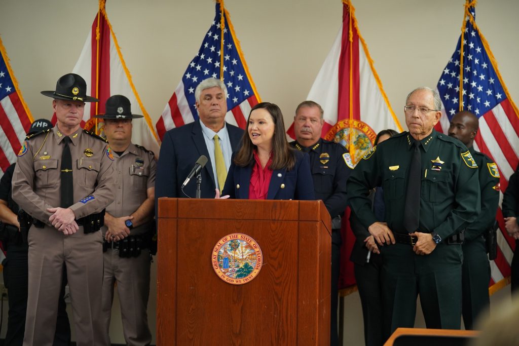 Fiscal general de Florida anuncia un nuevo cargo por homicidio grave contra el posible asesino de Trump