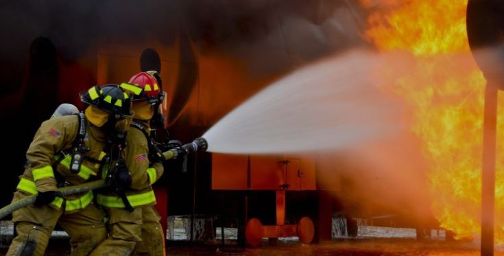 Contratación de bomberos privados por parte de millonarios de Los Ángeles genera indignación