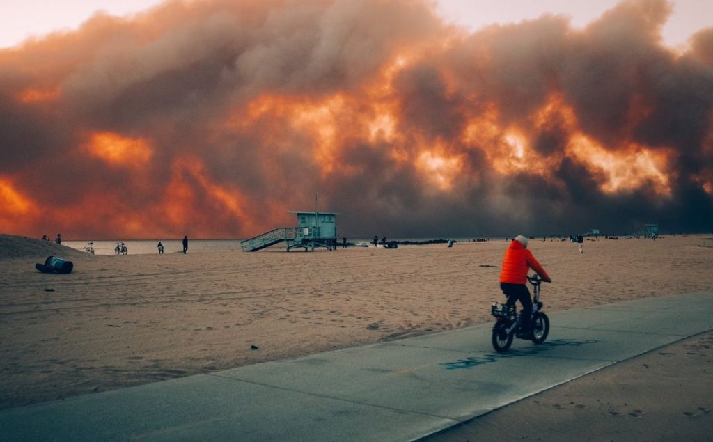 Aumentan a 5 los fallecidos por los incendios en Los Ángeles