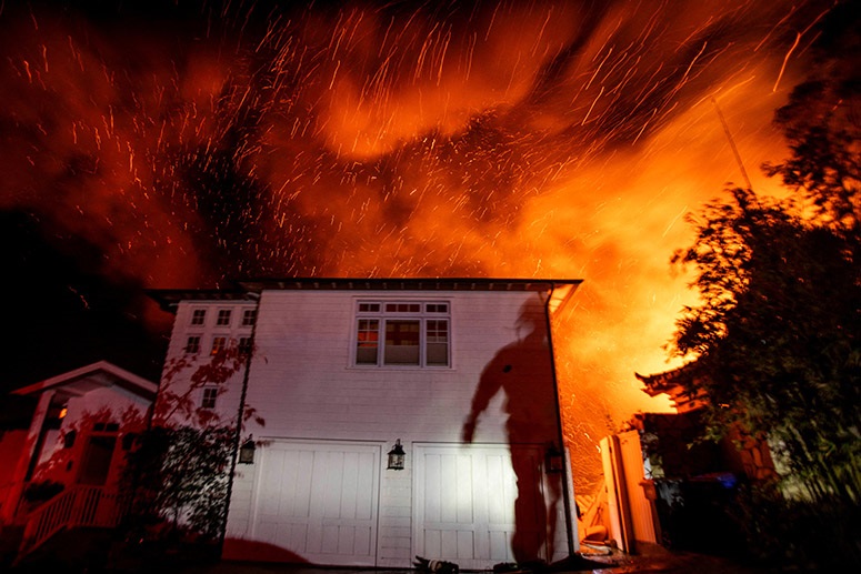 Incendios en el condado de Los Ángeles dejan al menos 10 muertos