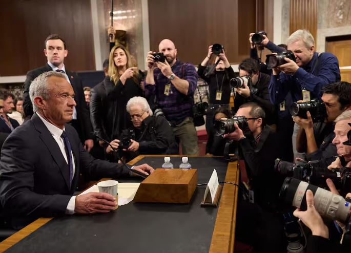 Robert F. Kennedy Jr. afirma ante el Senado que no es un "antivacunas"