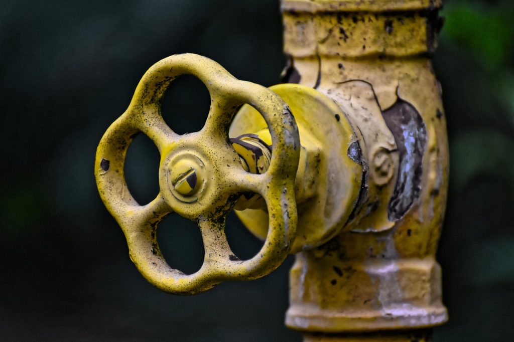 Pine Hills se queda sin agua tras rotura de tubería principal