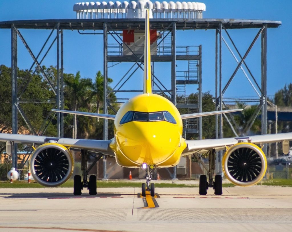 No podrás volar con Spirit Airlines "descalzo", "vestido de manera inadecuada" o con "arte corporal obsceno"