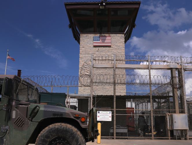 Trump ordenó abrir centro en Guantánamo para retener a 30,000 migrantes