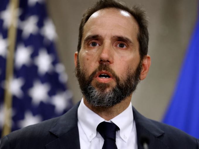 Juez bloquea temporalmente divulgación del informe del fiscal especial sobre casos de Trump