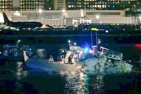 Falta de personal podría ser la causa del choque entre avión de American Airlines y helicóptero del ejército en Washington