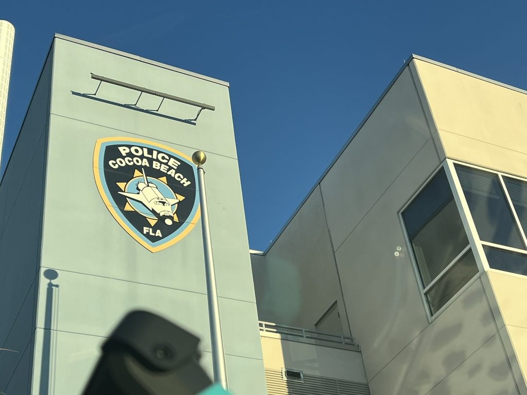 Arrestan a directora y maestra de escuela de Cocoa Beach por fiesta con alcohol con unos 100 estudiantes