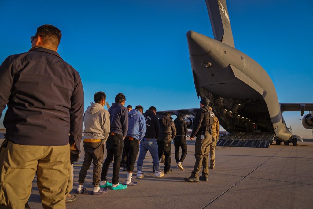 Arrestan a 538 inmigrantes ilegales delincuentes durante la operación de deportación más grande de la historia