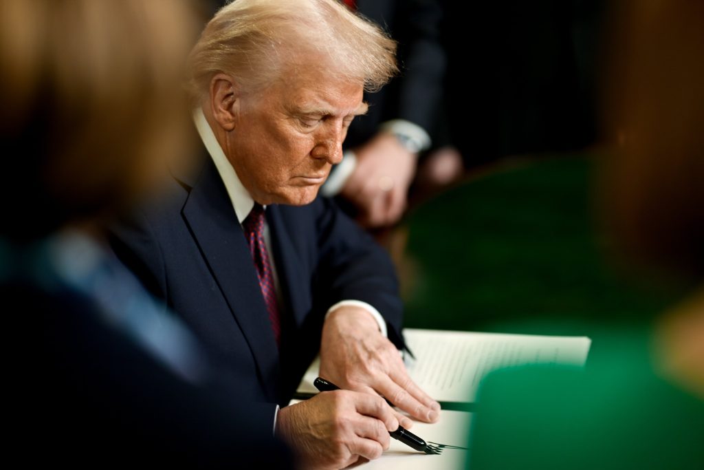 Con decenas de órdenes ejecutivas, Trump inicia la restauración completa de EEUU y la revolución del sentido común