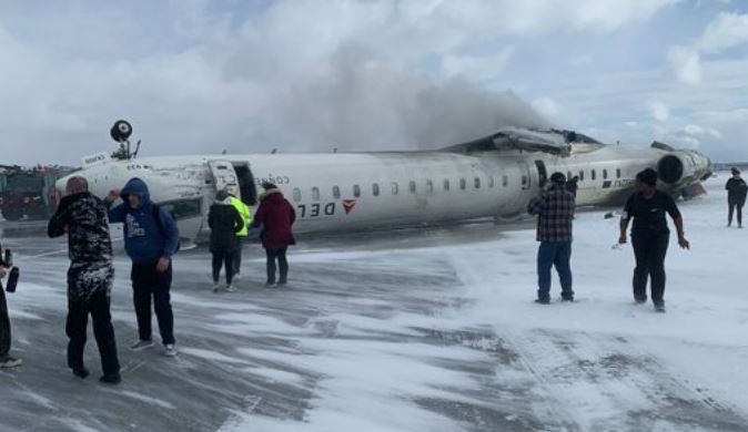 Avión de Delta quedó volteado en la pista tras sufrir aparatoso aterrizaje en Toronto