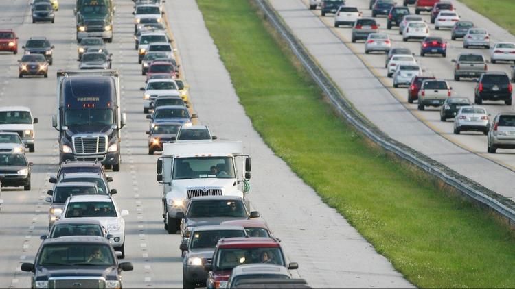 Investigan choque de vehículo contra soporte de puente elevado en la I-4 en Deland que dejó un muerto