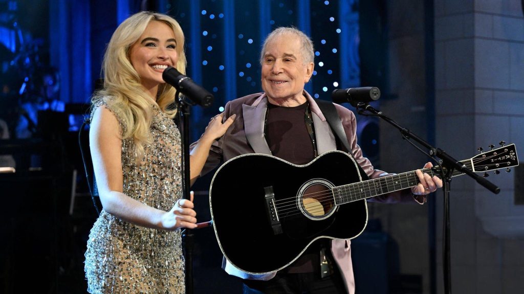 (+Video) Sabrina Carpenter y Paul Simon abrieron el especial aniversario de SNL