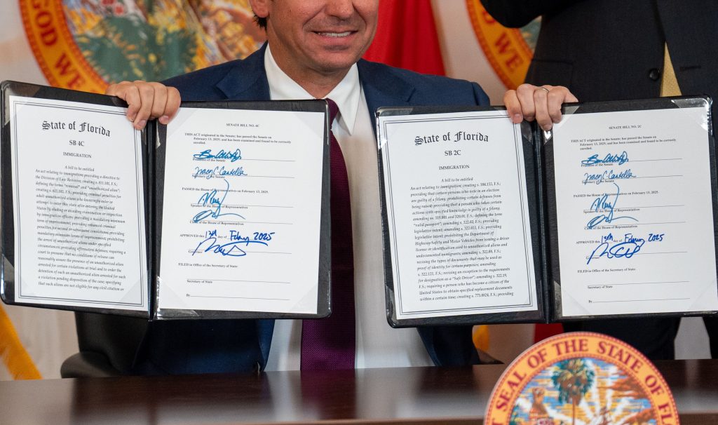 DeSantis firma 3 nuevas y estrictas leyes de inmigración para Florida