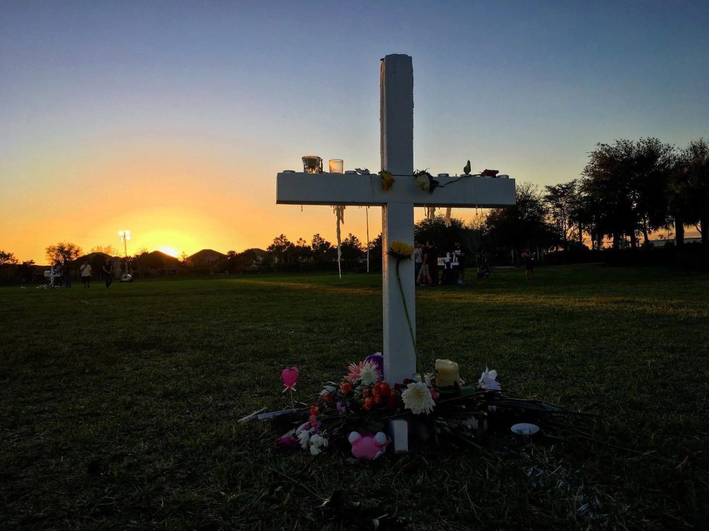 Banderas de Florida ondean a media asta por el aniversario del tiroteo en secundaria de Parkland