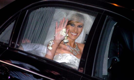 Vestido de boda de Melania se subasta por la mitad de su precio original