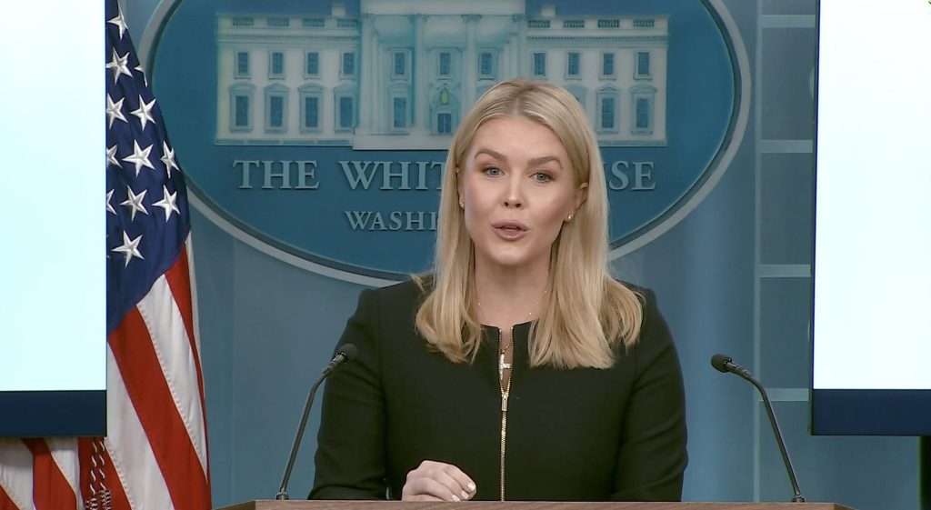 Trump concede un mes de prórroga a los aranceles de automóviles que entren de México y Canadá