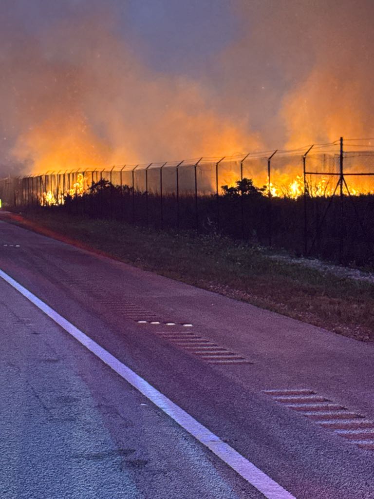 (+Videos) Reabren el tránsito hacia los Cayos de Florida tras incendio forestal en el condado de Miami-Dade