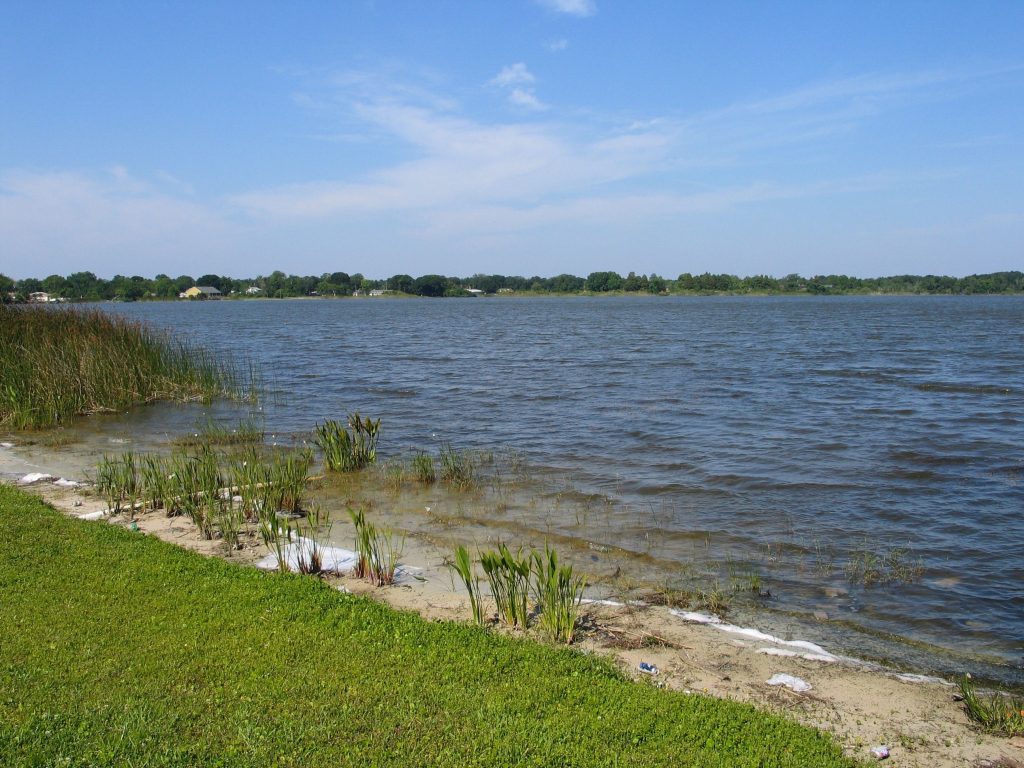 Emiten alerta por desbordamiento de aguas residuales al lago Mann en Orlando