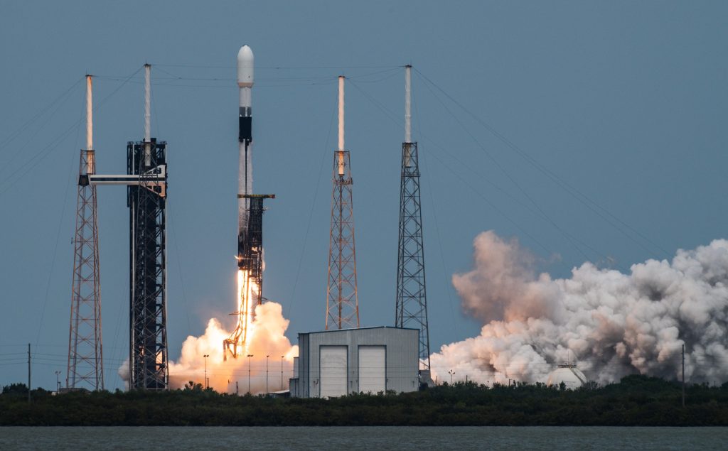 SpaceX lanza una misión clasificada a bordo del Falcon 9 desde la Costa Espacial