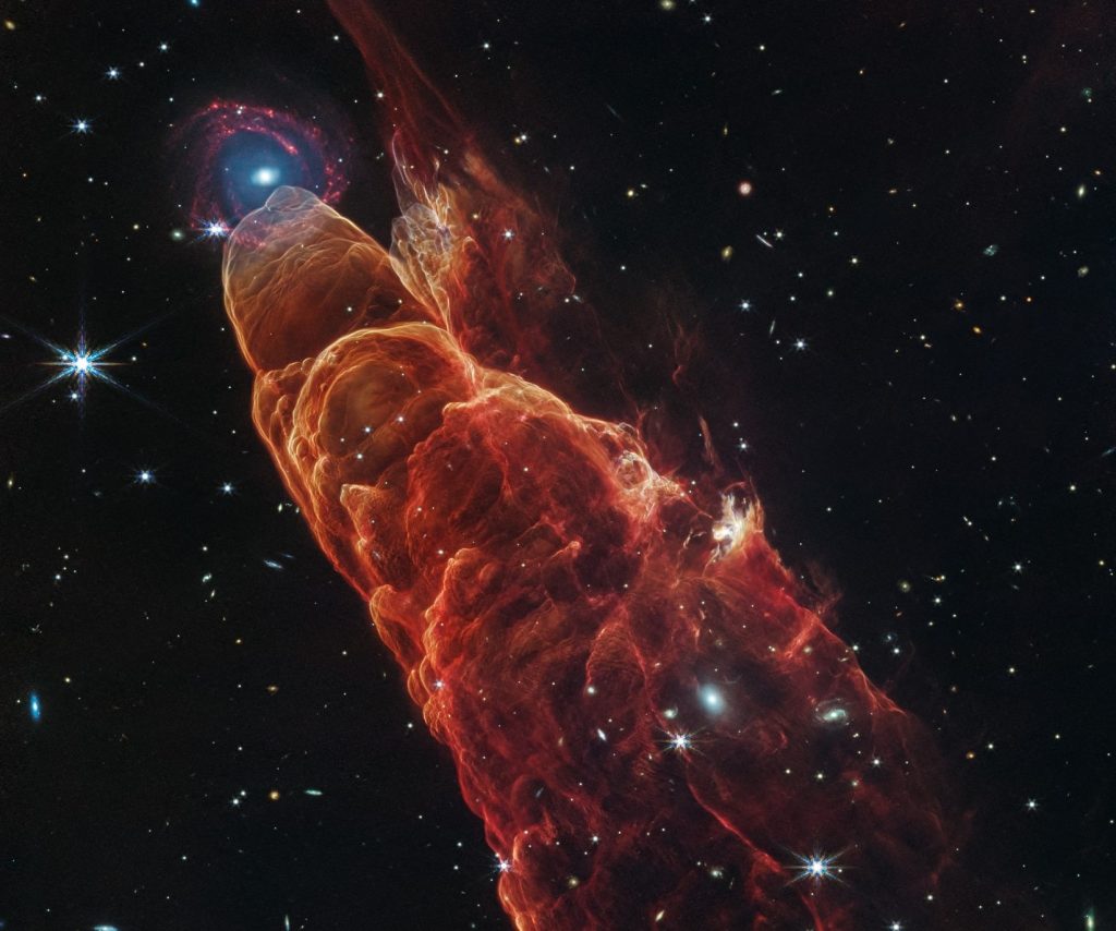 Telescopio espacial Webb captura una estrella en formación y una galaxia muy lejana