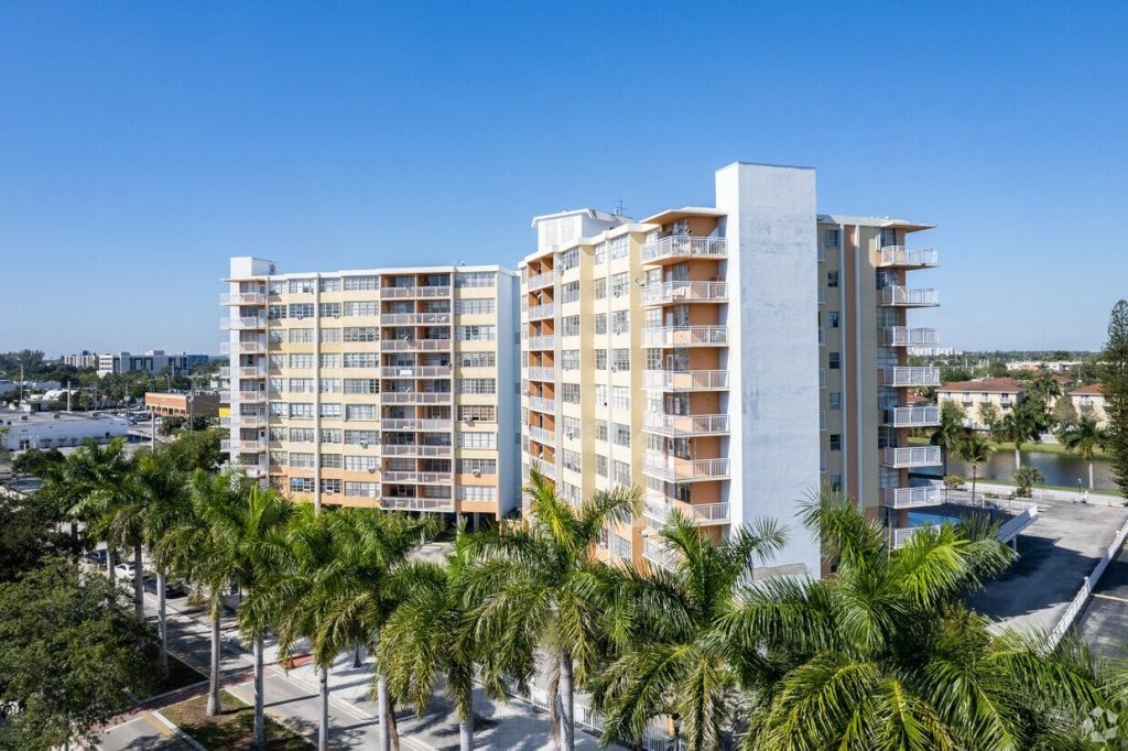 Reabrió el condominio Crestview Towers en North Miami Beach tras ser evacuado en 2021 por estructural y eléctricamente inseguro