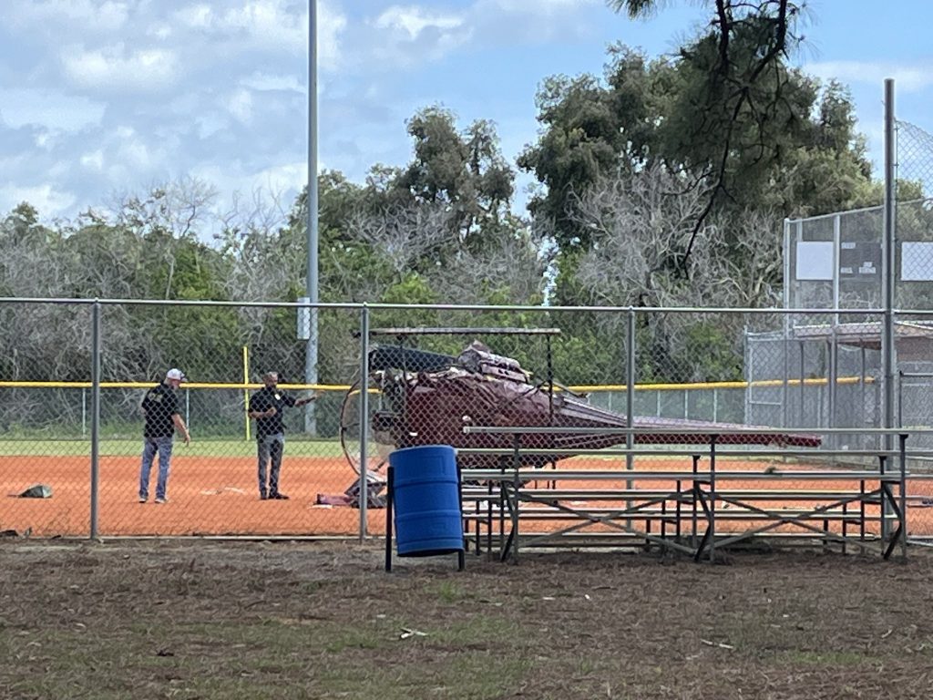 Investigan accidente de helicóptero en campo de béisbol de Rockledge