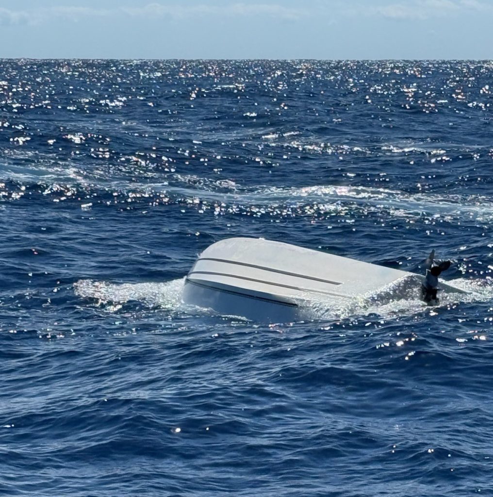 Un muerto y cinco desaparecidos tras naufragio de barco en la costa de Florida