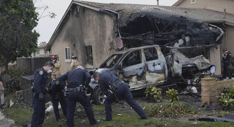 Al menos 3 personas murieron luego de que un avión privado se estrellara en un vecindario de San Diego