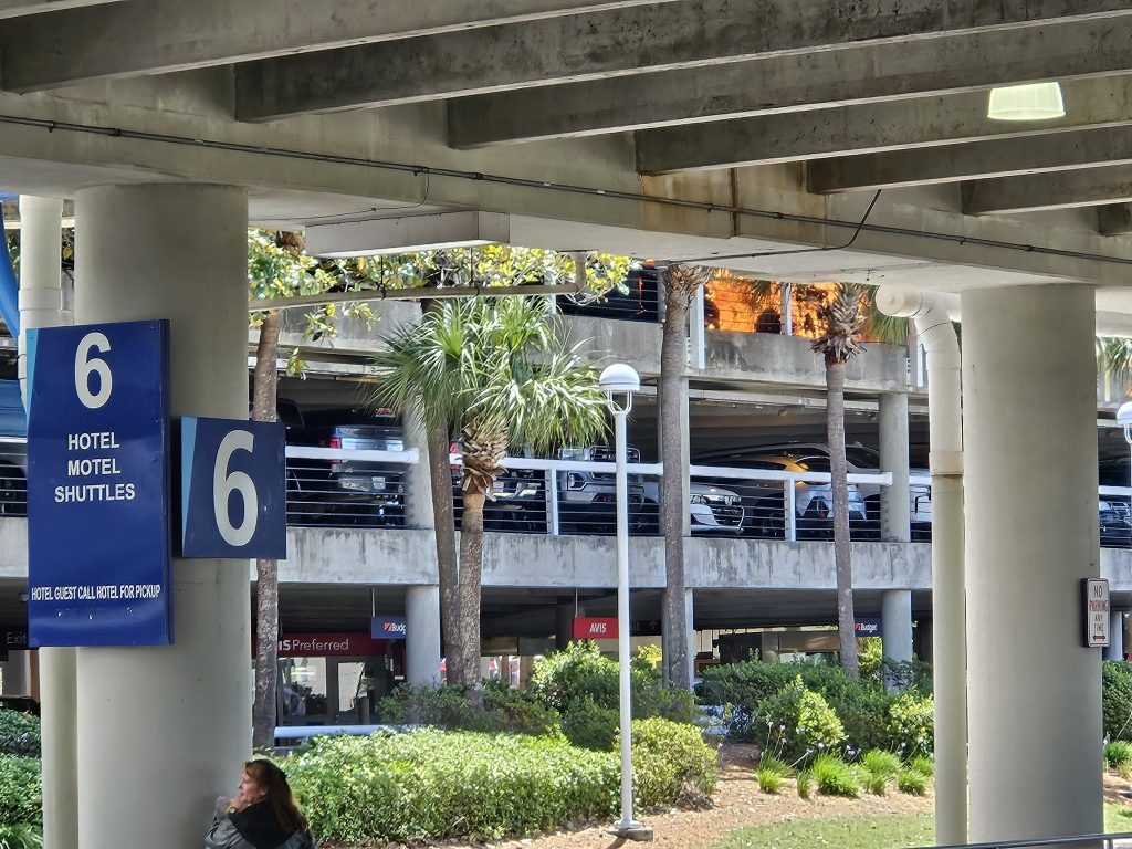 Cierran temporalmente aeropuerto de Jacksonville tas incendio en estacionamiento