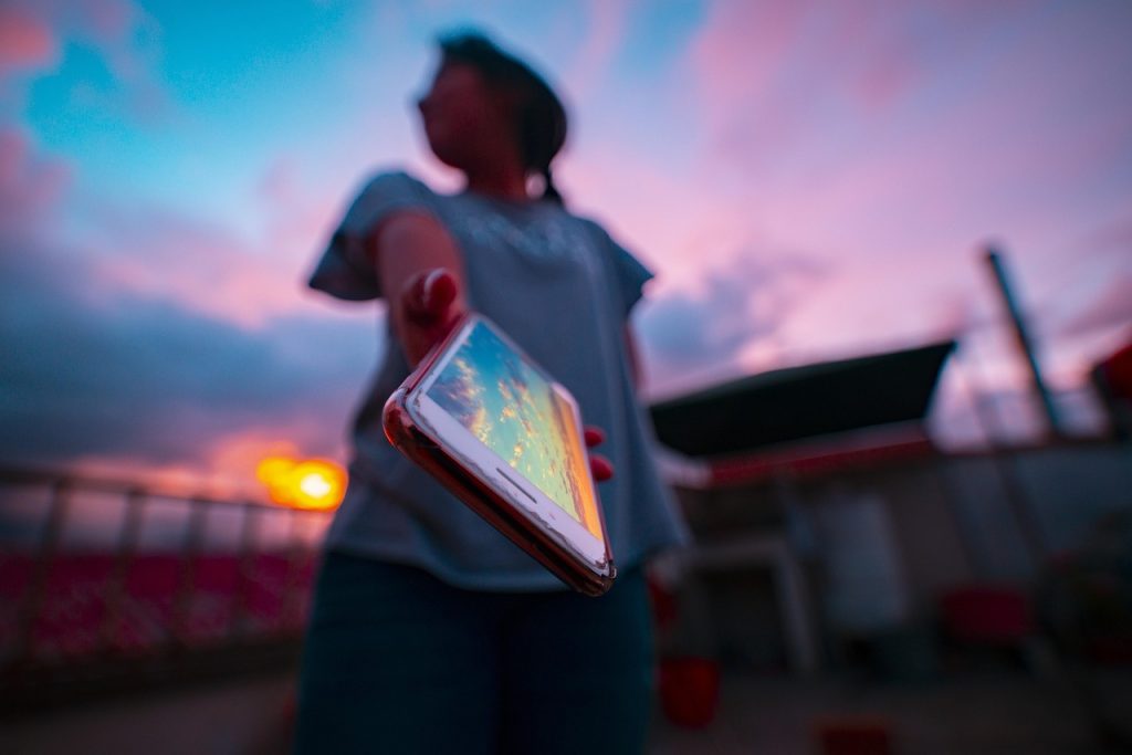 DeSantis firma proyecto de ley que prohíbe el uso de teléfonos celulares en las escuelas
