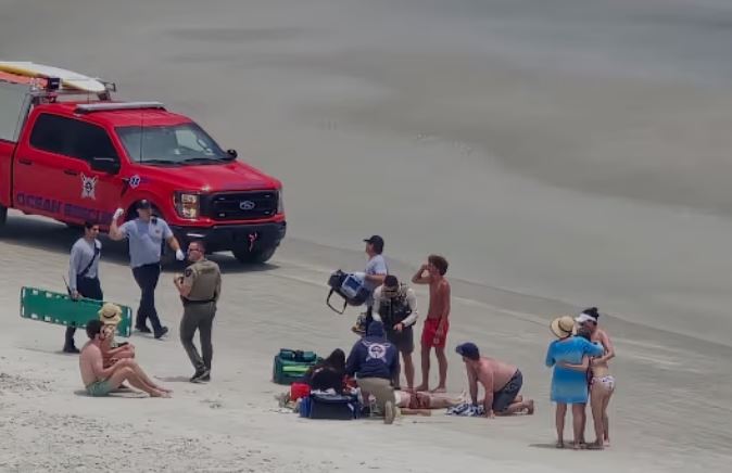 Hombre en luna de miel murió por un rayo en una playa del condado de Volusia
