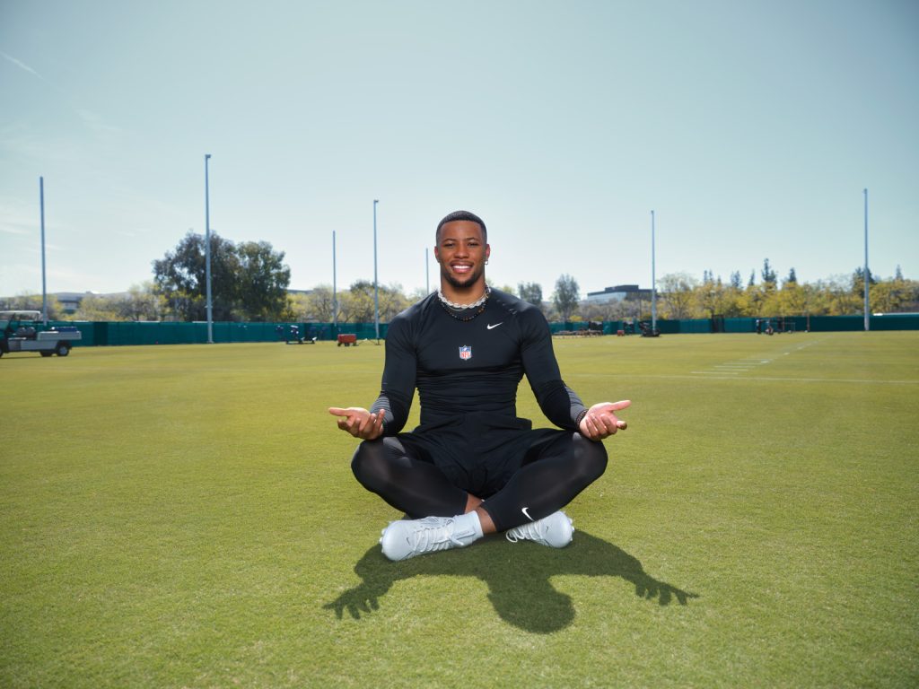 Saquon Barkley celebra su portada en Madden 26 comiendo palitos de queso