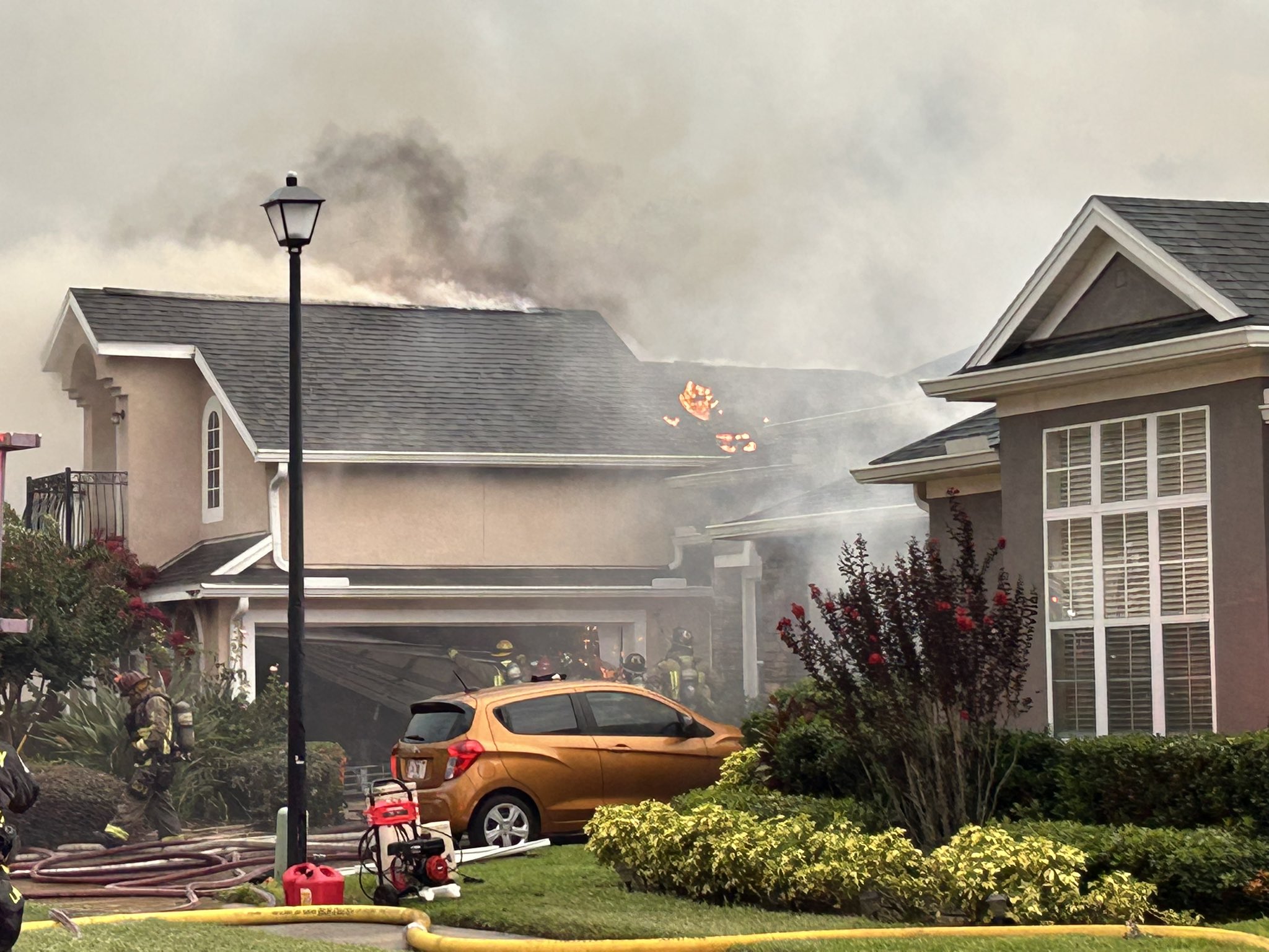 (+Fotos) Investigan causa del incendio de una casa en Sanford