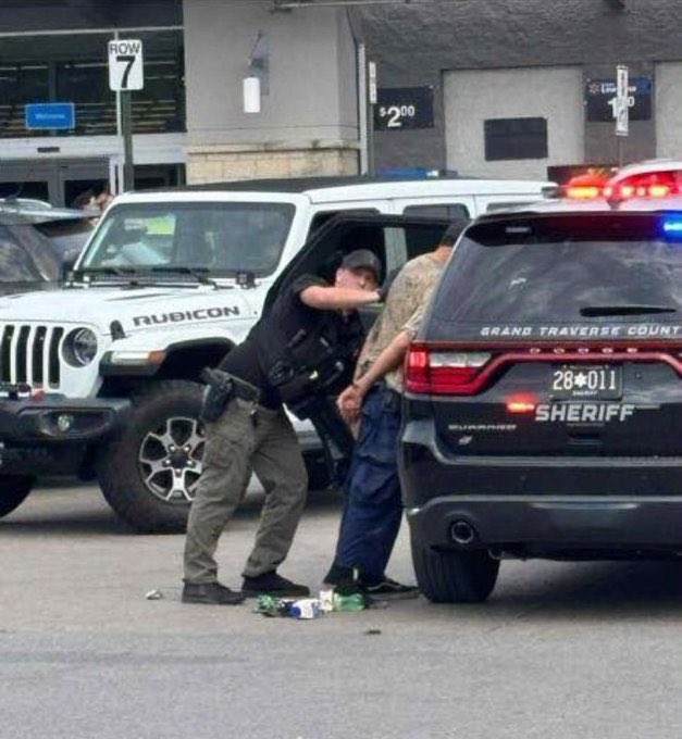 (+Videos) Arrestan a sospechoso de apuñalar a 11 personas en un Walmart de Traverse City