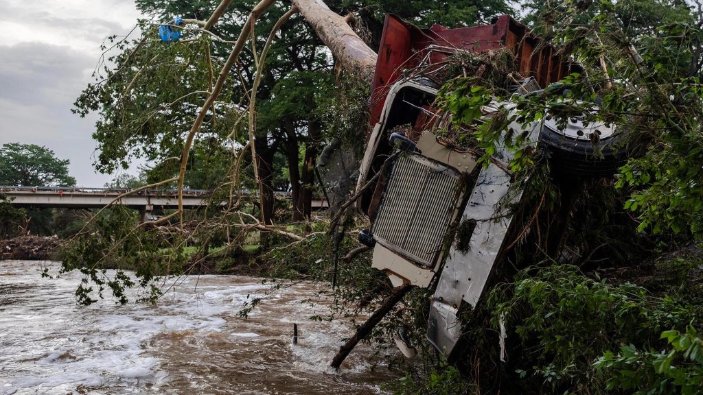 Tres personas continúan desaparecidas por las inundaciones en Texas