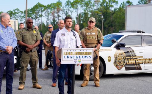 Funcionarios de Florida anuncian medidas enérgicas contra conductores indocumentados de camiones