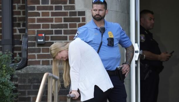 2 niños niños murieron y 17 resultaron heridos por un tiroteo en una escuela católica de Minneapolis