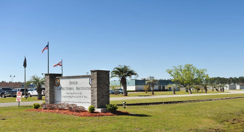 DeSantis afirma que la Correccional Baker de Florida se convertirá en un "depósito de deportación"