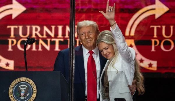 Decenas de miles de personas despiden a Charlie Kirk en un emotivo funeral